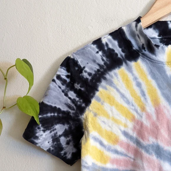 Hurley | Tie-Dye Short Sleeve Mock Neck Crop - Picture 4 of 6